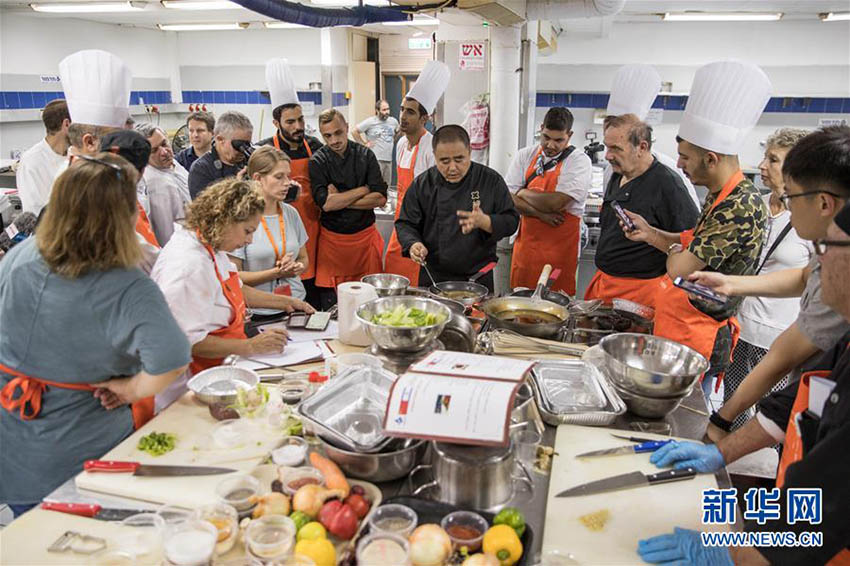 中國料理を?qū)Wぶイスラエルの料理人たち