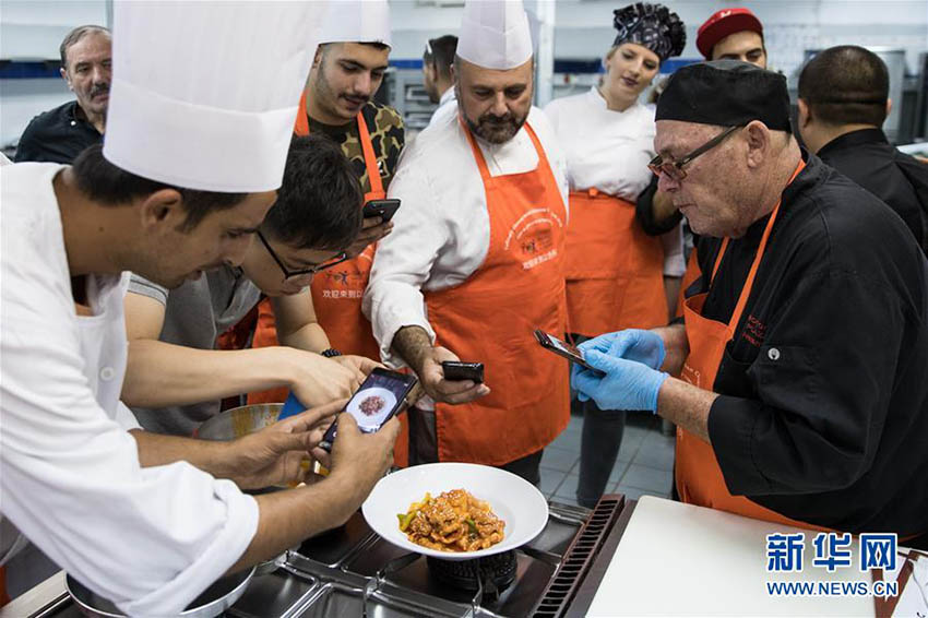 中國料理を?qū)Wぶイスラエルの料理人たち