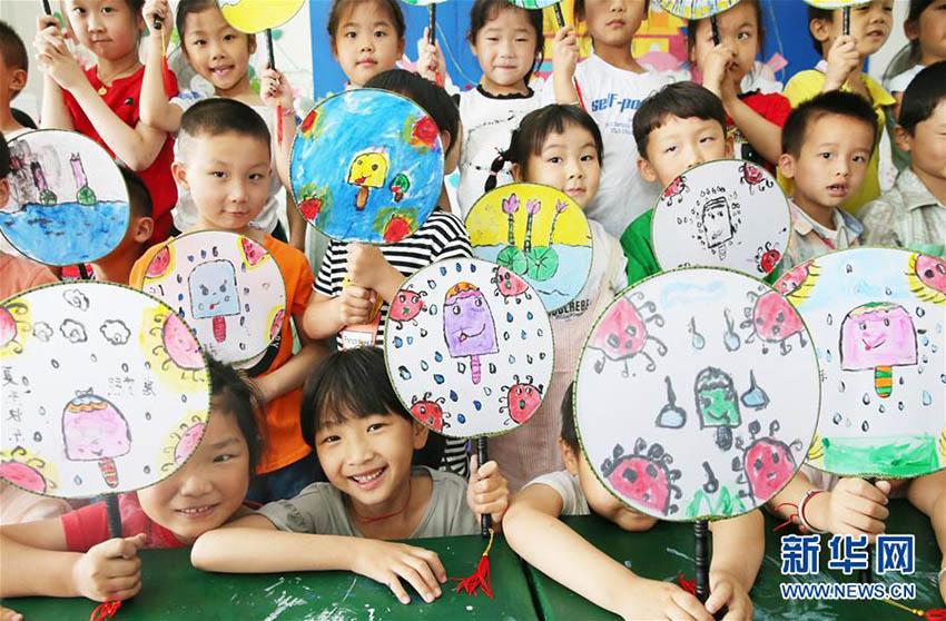 扇子を作って涼しい夏至を　伝統(tǒng)文化に觸れる子供たち