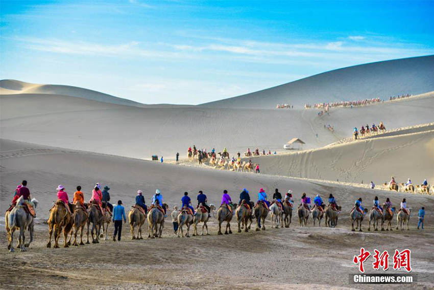 端午節(jié)連休、敦煌で観光のピークを迎える　甘粛省