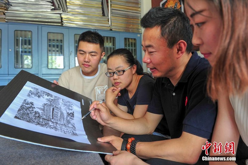 卒業(yè)生に人気沸騰！母校のキャンパス描いた絵ハガキセット　遼寧省