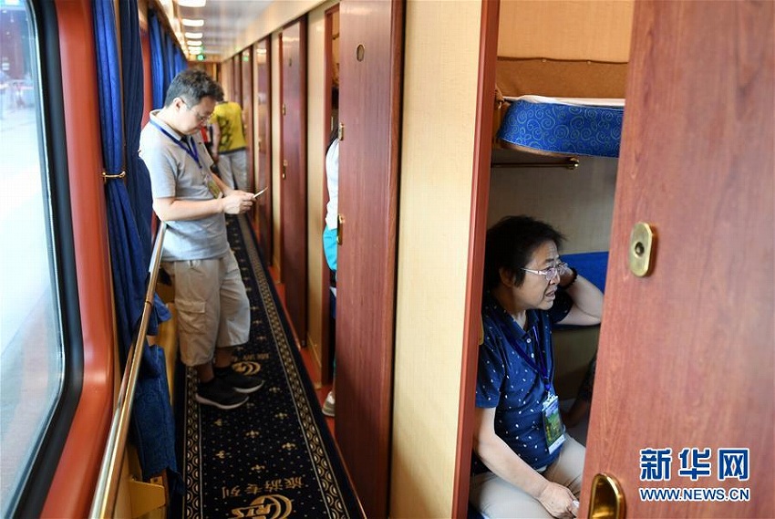 2018年第1便の「京和號(hào)」観光専用列車(chē)が北京を出発