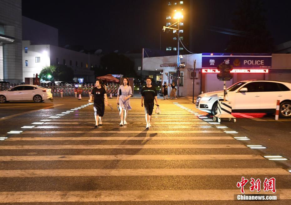 杭州市の街中に自動で點燈する橫斷歩道登場　歩行者の安全守る