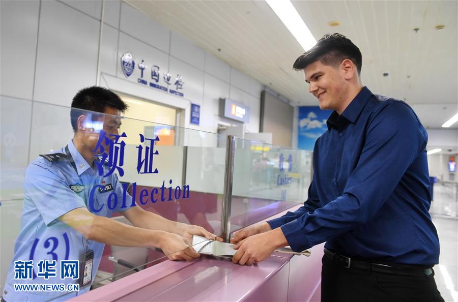 福州市公安局出入國(guó)管理処がドイツ人學(xué)生に初の研修ビザ発給