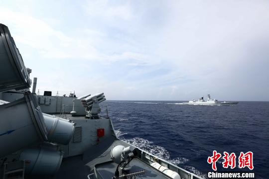 中國海軍艦隊が実戦的訓(xùn)練を?qū)g施