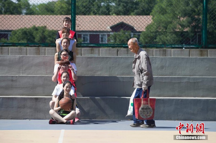 キャンパスライフを記録　山西大學の女子バスケチームが卒業(yè)生と寫真撮影