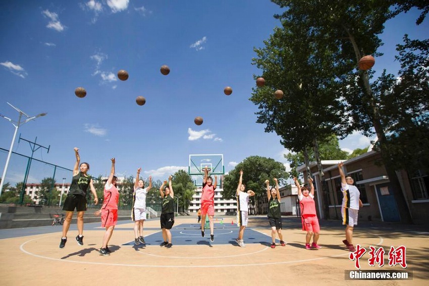 キャンパスライフを記録　山西大學(xué)の女子バスケチームが卒業(yè)生と寫(xiě)真撮影