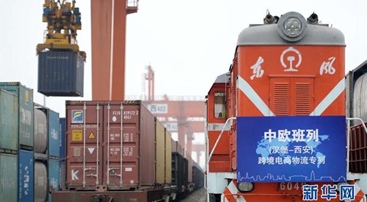 中歐班列で初のクロスボーダーEC物流専用列車「長(zhǎng)安號(hào)」が西安に到著