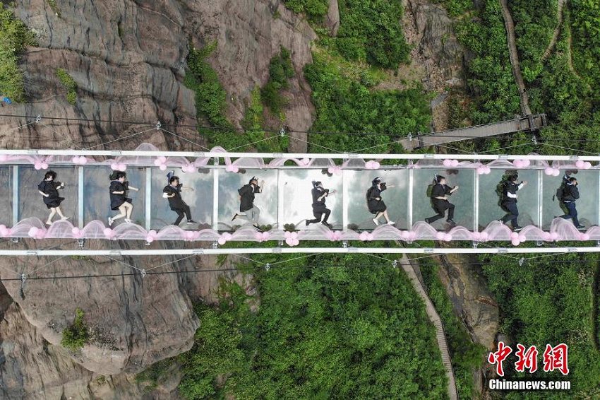 高所恐怖癥にはちょっと無(wú)理？ガラス桟橋で撮影の卒業(yè)寫真　湖南省