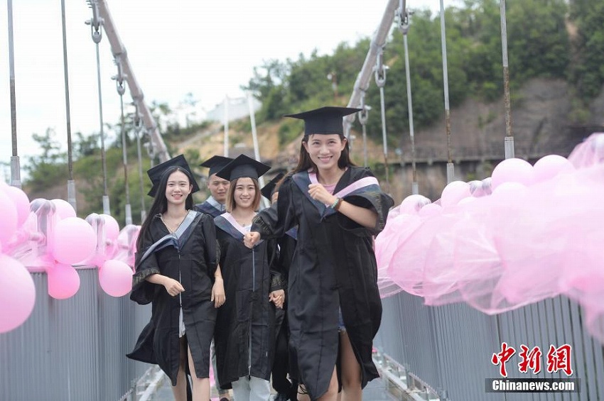 高所恐怖癥にはちょっと無理？ガラス桟橋で撮影の卒業(yè)寫真　湖南省