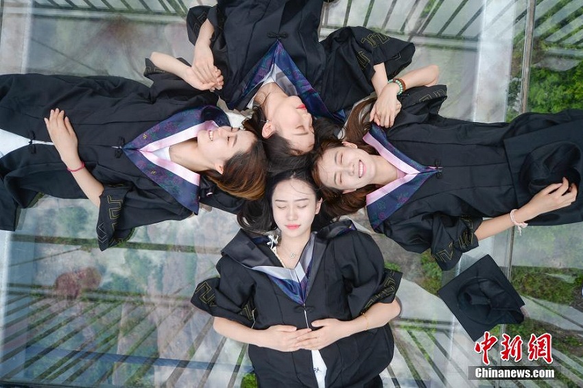 高所恐怖癥にはちょっと無(wú)理？ガラス桟橋で撮影の卒業(yè)寫(xiě)真　湖南省