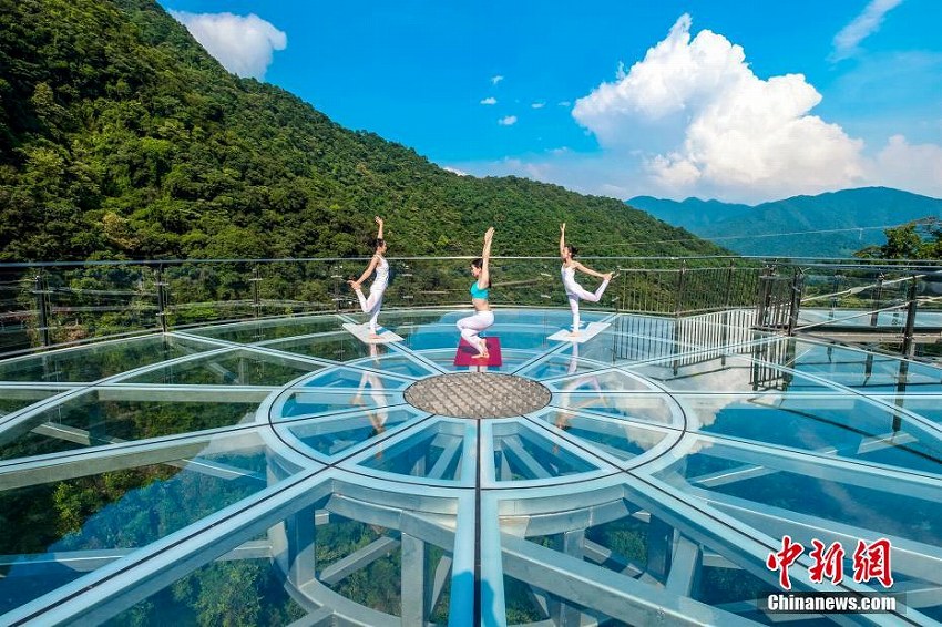 橋に亀裂が！5D効果で亀裂入るガラス吊り橋に思わずビックリ　広東省