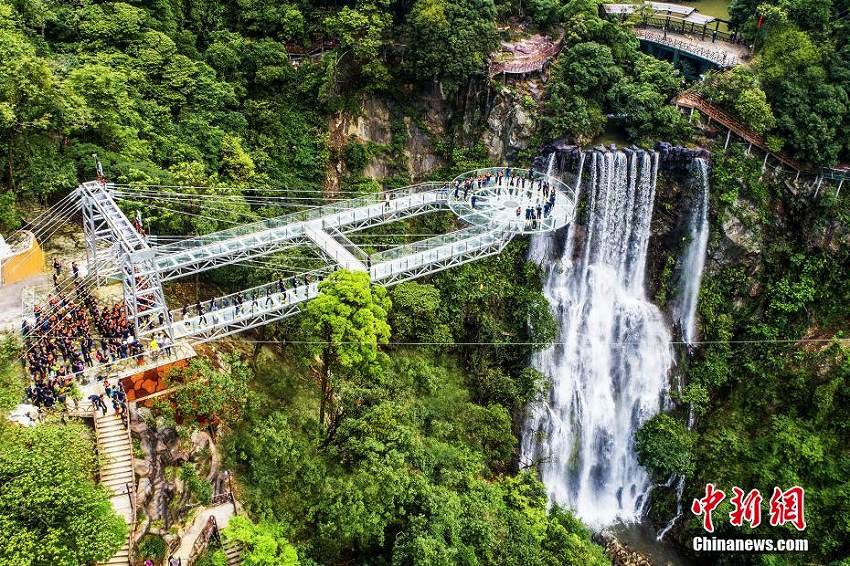 橋に亀裂が！5D効果で亀裂入るガラス吊り橋に思わずビックリ　広東省