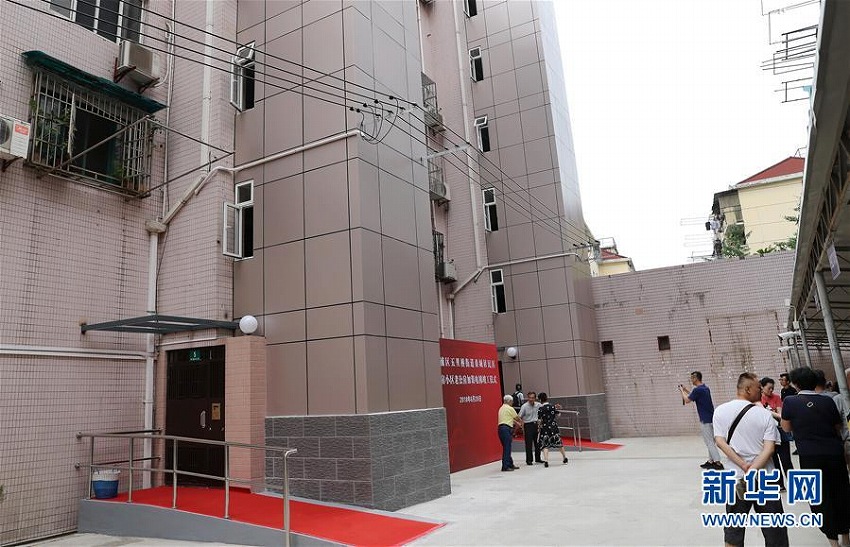 古い公共団地に新しいエレベーター　上海市