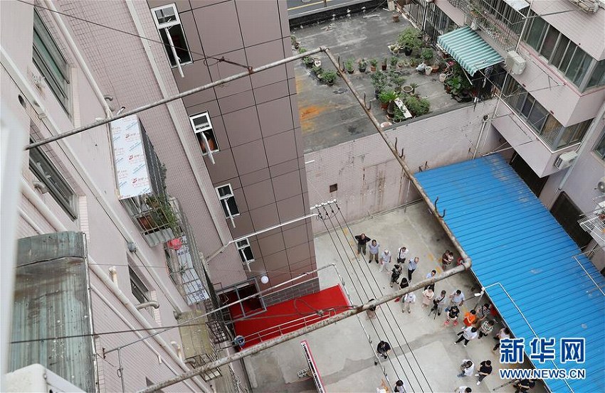 古い公共団地に新しいエレベーター　上海市