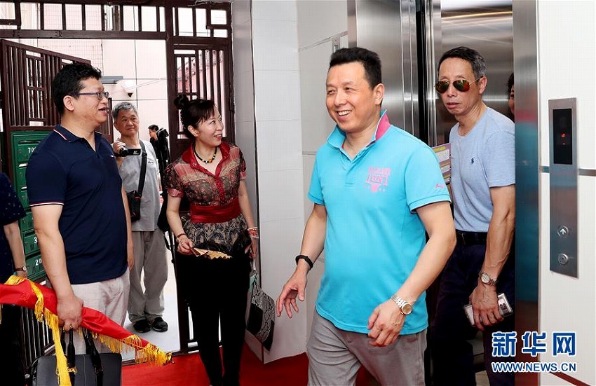 古い公共団地に新しいエレベーター　上海市