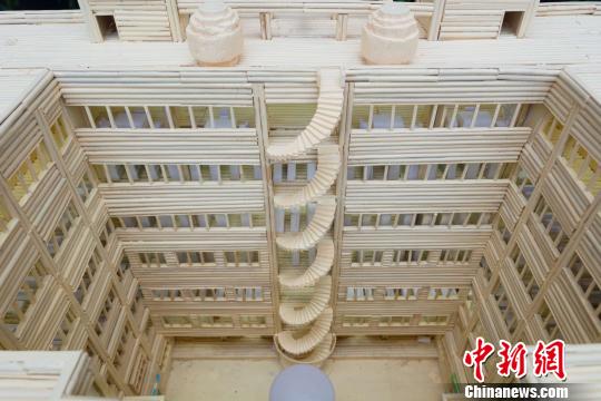 使用済み割り箸3萬(wàn)本で母校の図書館の模型制作　湖北省