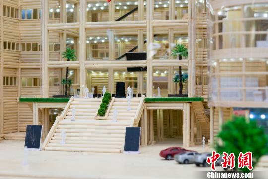 使用済み割り箸3萬本で母校の図書館の模型制作　湖北省