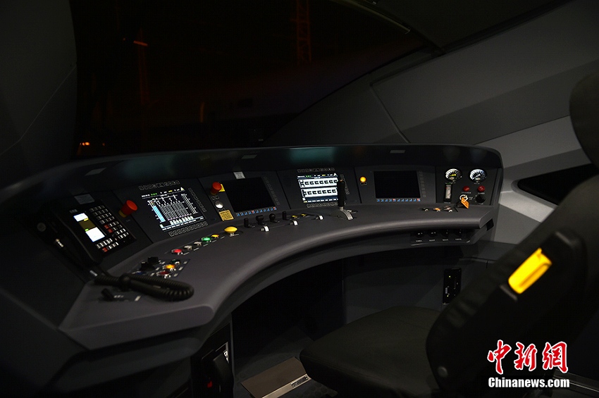 快適な設(shè)備を搭載した16両編成の「復(fù)興號」が登場