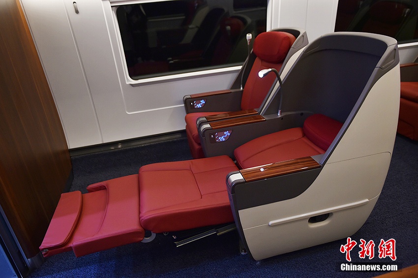 快適な設(shè)備を搭載した16両編成の「復(fù)興號」が登場