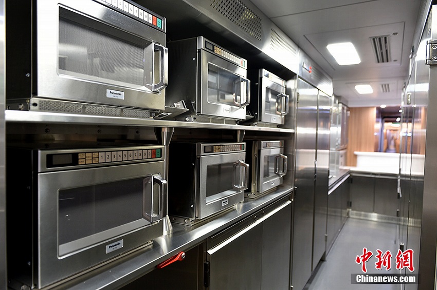 快適な設備を搭載した16両編成の「復興號」が登場