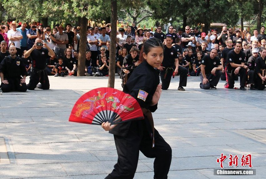 米國少林拳法連盟の「西洋の弟子」、少林寺で華麗な技を披露