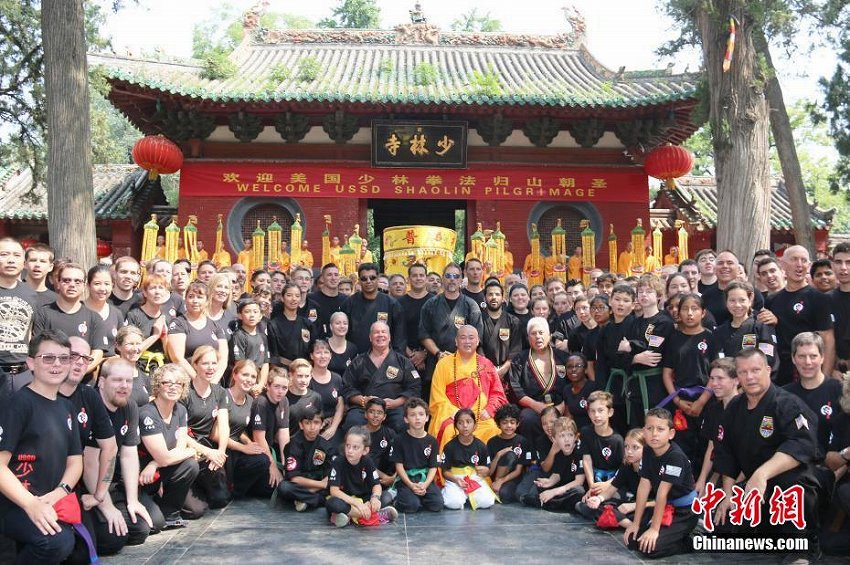 米國(guó)少林拳法連盟の「西洋の弟子」、少林寺で華麗な技を披露