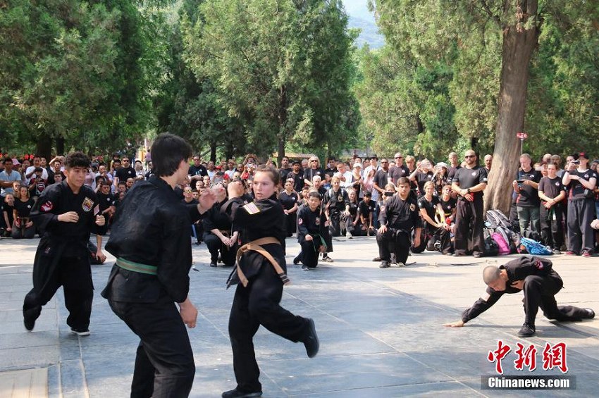 米國(guó)少林拳法連盟の「西洋の弟子」、少林寺で華麗な技を披露