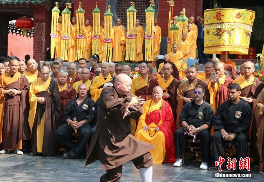 米國少林拳法連盟の「西洋の弟子」、少林寺で華麗な技を披露