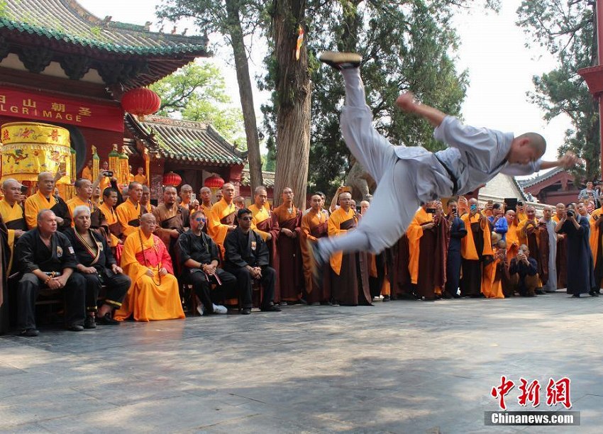 米國少林拳法連盟の「西洋の弟子」、少林寺で華麗な技を披露