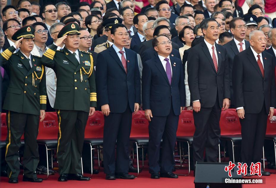 香港地區(qū)で祖國復(fù)帰21周年記念の國旗掲揚式と祝賀イベント