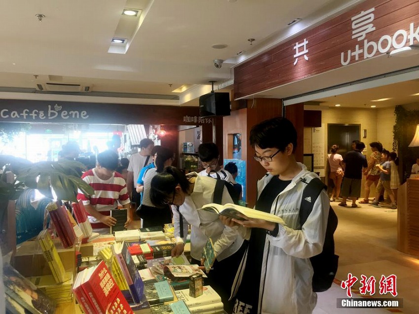 世界初のシェア書店が間もなく開店1周年に　夏休みの學(xué)生たちに大人気