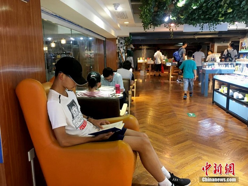 世界初のシェア書店が間もなく開店1周年に　夏休みの學(xué)生たちに大人気