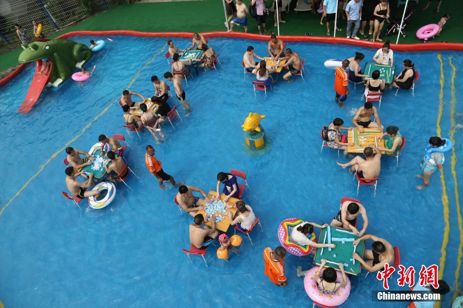 重慶のプールに納涼「水上麻雀」がお目見え