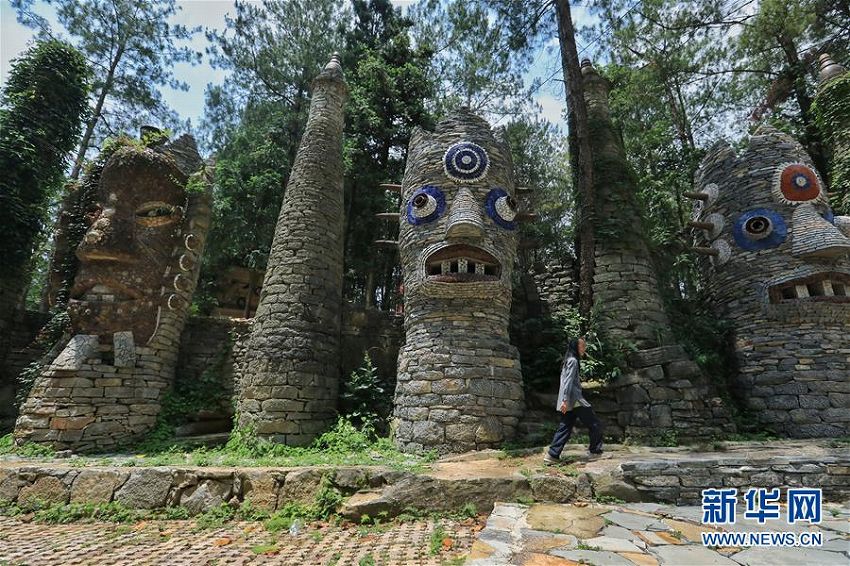 79歳の老人が造り上げた幻想的な夢の城　貴州省