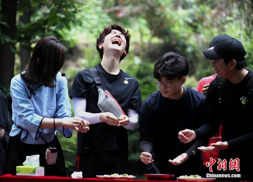 各國の留學(xué)生、緑に囲まれた遊歩道で茶葉入り餃子作りを體験　河南省