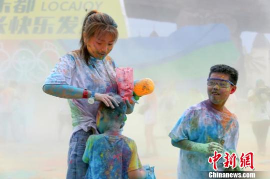 夏休みの幕開けはこれで決まり！重慶で家族向けのカラーパウダーイベント