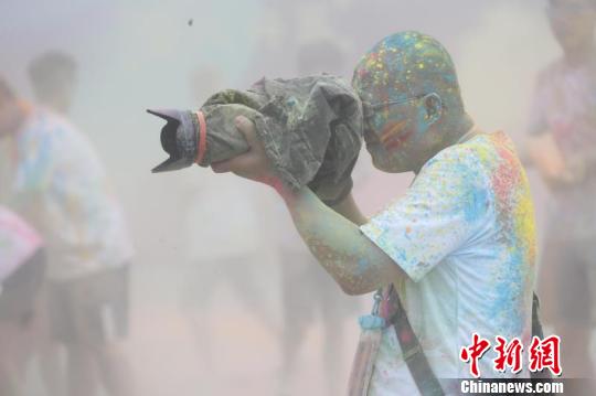 夏休みの幕開けはこれで決まり！重慶で家族向けのカラーパウダーイベント