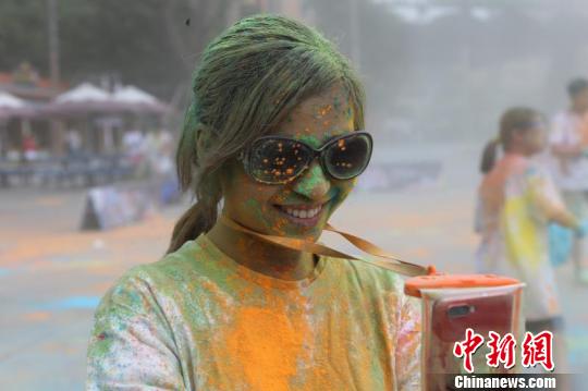 夏休みの幕開(kāi)けはこれで決まり！重慶で家族向けのカラーパウダーイベント