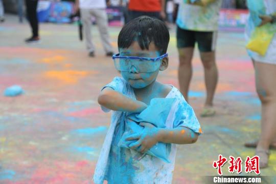 夏休みの幕開けはこれで決まり！重慶で家族向けのカラーパウダーイベント