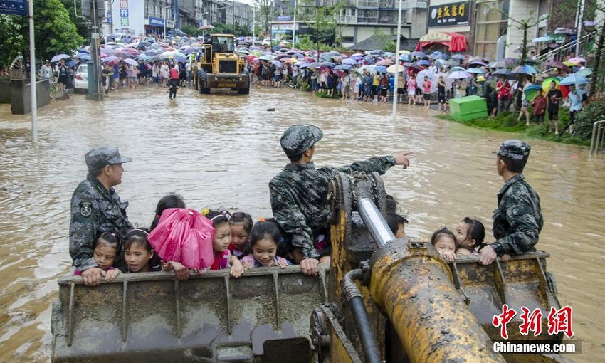 四川省仁壽県の小學(xué)校が浸水被害に　教師と生徒計1093人全員が無事救出