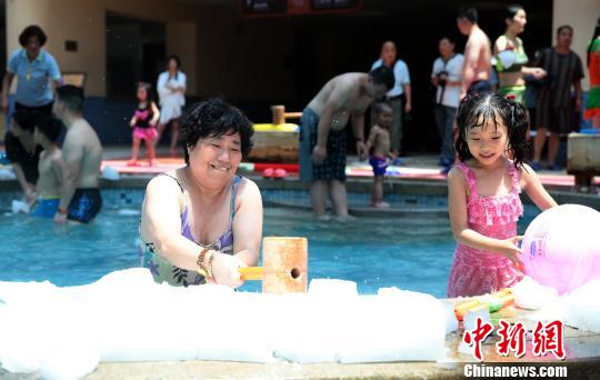 「溫泉」ならぬ「冷泉」？氷の塊並べて一風(fēng)変わった納涼を　河南省