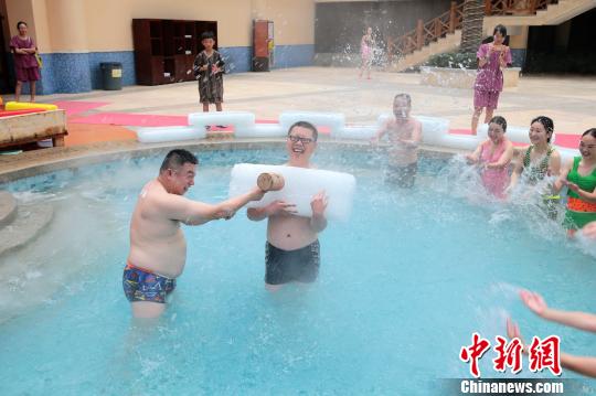 「溫泉」ならぬ「冷泉」？氷の塊並べて一風(fēng)変わった納涼を　河南省