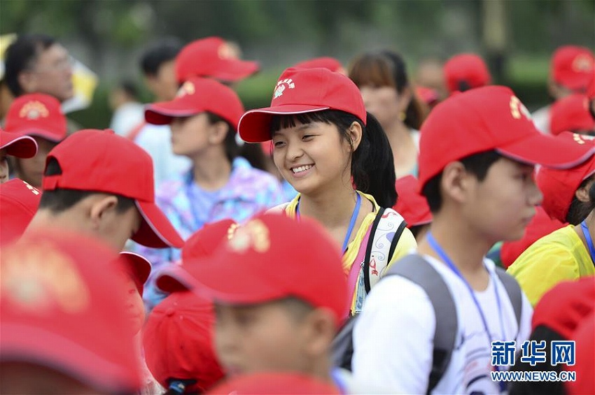 待ちに待った夏休み、出稼ぎしている両親の元へ列車で旅立つ子供たち