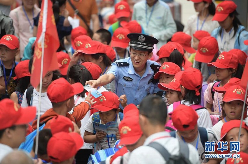 待ちに待った夏休み、出稼ぎしている両親の元へ列車で旅立つ子供たち