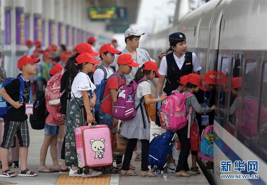 待ちに待った夏休み、出稼ぎしている両親の元へ列車で旅立つ子供たち