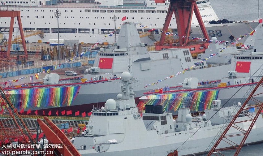 中國の055型1萬トン級駆逐艦が2隻同時に進水
