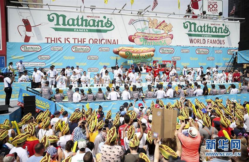 NYでホットドッグ早食い大會(huì)　米國人男性が10分間で74個(gè)完食