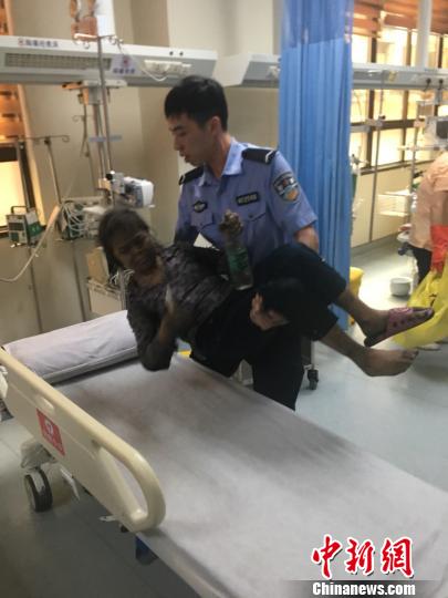 火災(zāi)現(xiàn)場(chǎng)で「お姫様だっこ」で老女救出の若手警察官が話題に