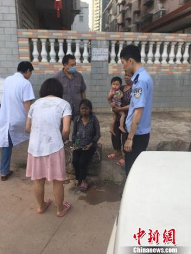 火災(zāi)現(xiàn)場で「お姫様だっこ」で老女救出の若手警察官が話題に